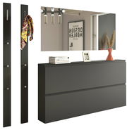 Modernes Garderobenset mit zwei schwarzen Wandpaneelen, einem großen Spiegel und einer schwarzen Kommode, seitliche Perspektive.