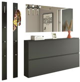 Modernes Garderobenset mit zwei schwarzen Wandpaneelen, einem großen Spiegel und einer schwarzen Kommode, seitliche Perspektive.