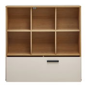 Frontale Ansicht eines Bücherregals mit sechs offenen Fächern und einer großen Schublade unten, Holzoptik.