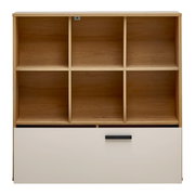 Vooraanzicht van een boekenkast met zes open vakken en een grote lade onderaan, in houtlook.
