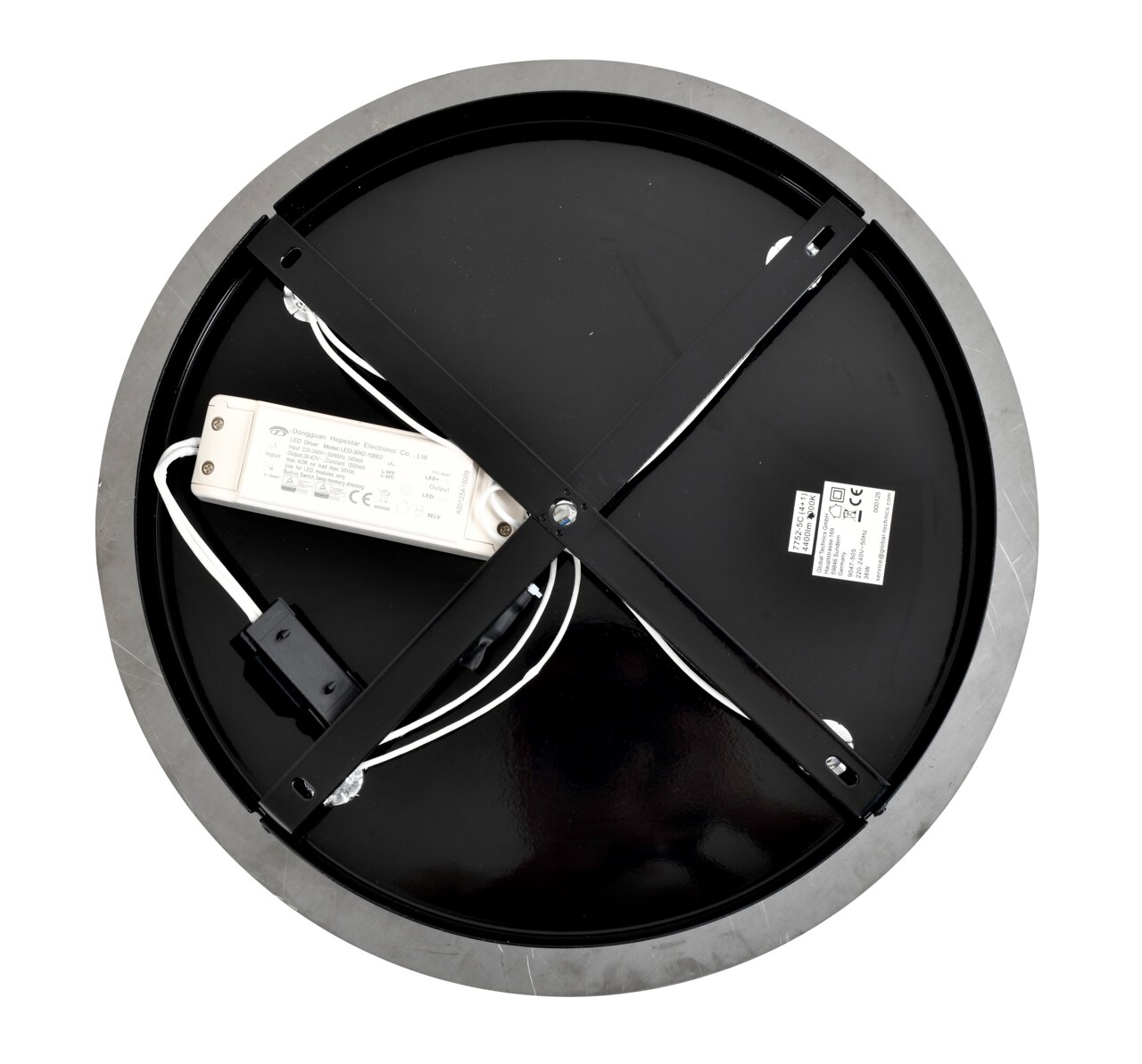 Achterkant van een ronde led-plafondlamp met zichtbare bedrading en montagebeugel.