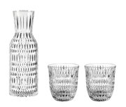 Klares Wasserset bestehend aus einer Karaffe und zwei Gläsern mit elegantem, strukturiertem Design, frontal abgebildet.