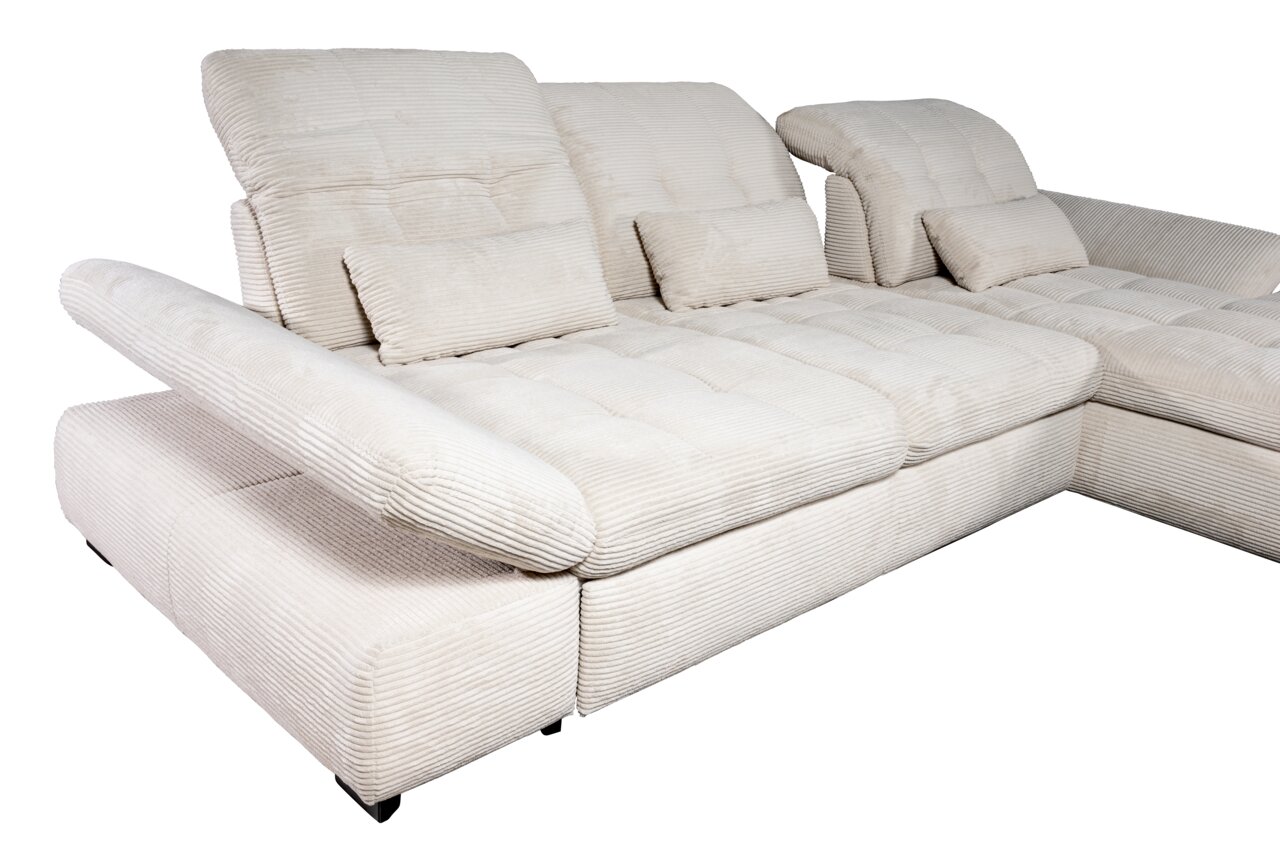 Beige Ecksofa mit verstellbaren Rückenlehnen und Armlehnen, aus einer schrägen Perspektive fotografiert.
