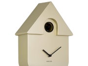 Moderne wandklok in de vorm van een huis met minimalistische wijzers, zijaanzicht