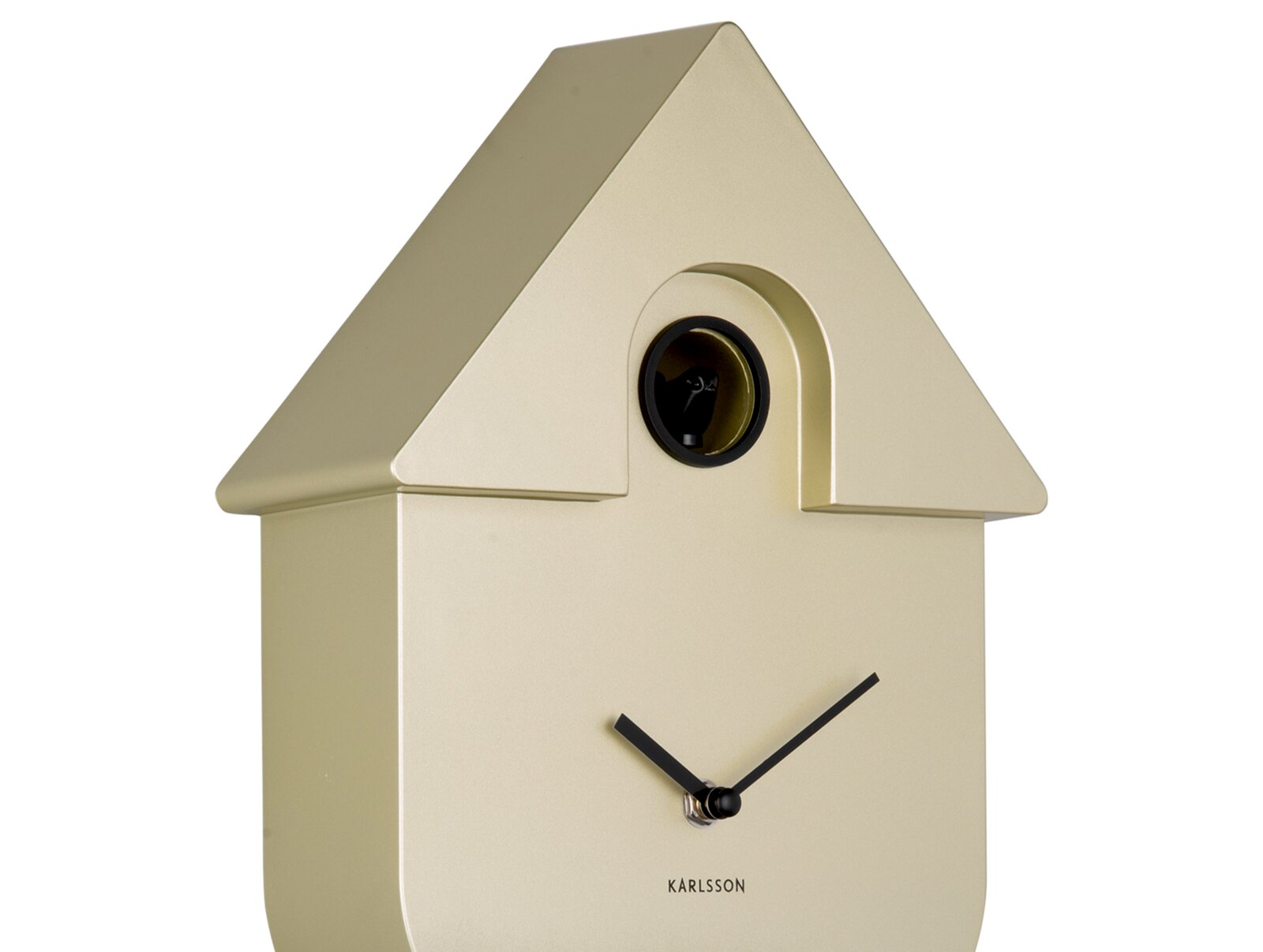 Moderne wandklok in de vorm van een huis met minimalistische wijzers, zijaanzicht