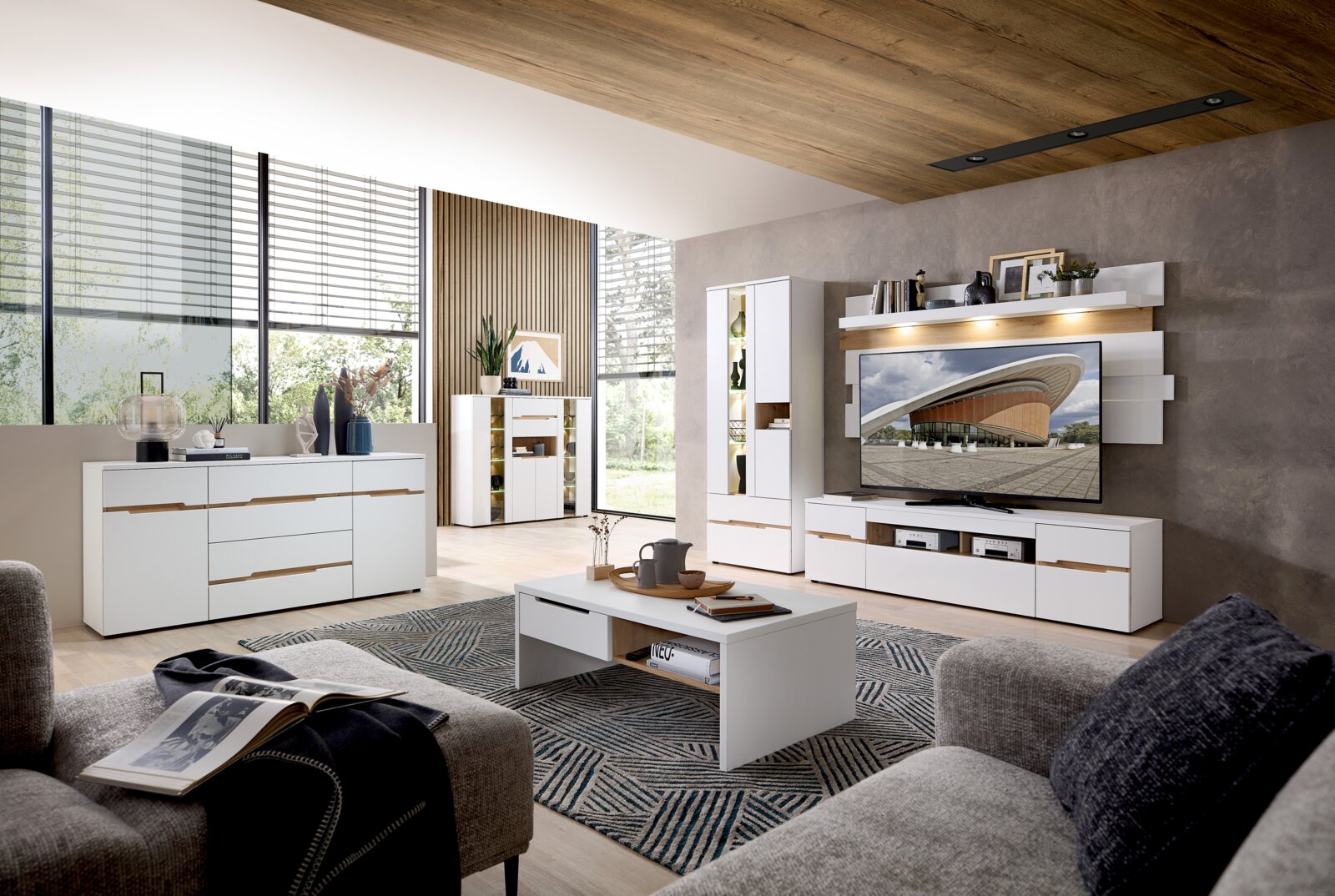 Moderner Couchtisch in Weiß mit Holzdetails, zentral im Wohnzimmer platziert, aus der Perspektive eines Sitzenden auf dem Sofa.