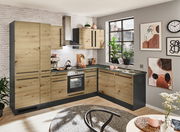 Moderne Küche mit Eckunterschrank in Holzoptik, Blick von vorne auf die gesamte Küchenzeile mit Herd, Dunstabzugshaube und Spüle.