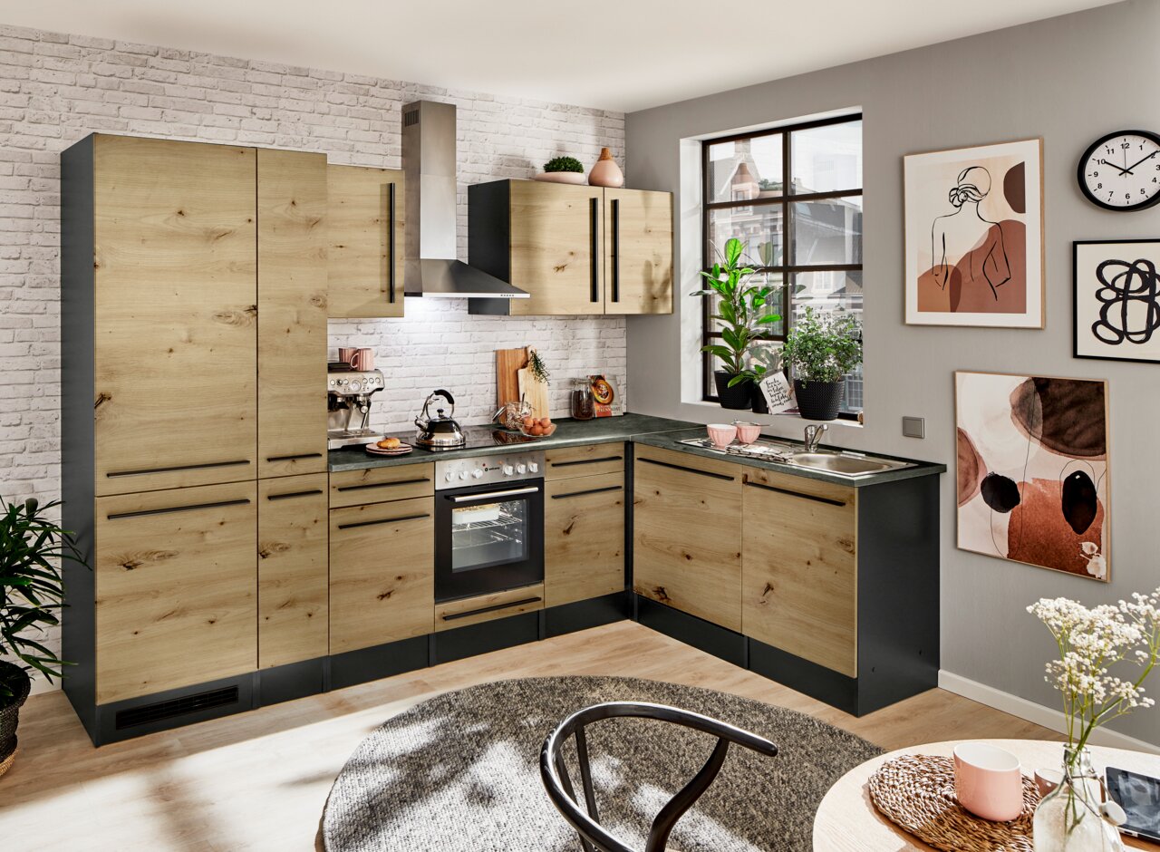 Moderne keuken met hoekonderkast in houtlook, vooraanzicht van de volledige keukenblok met fornuis, afzuigkap en spoelbak.