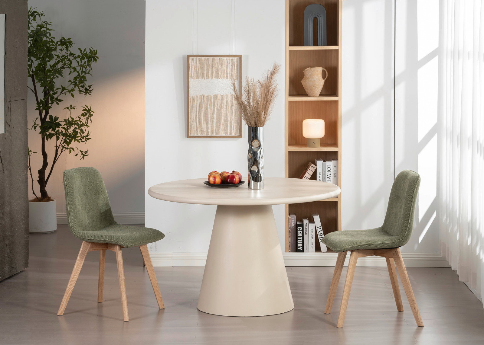 Zwei grüne Stühle mit Holzbeinen stehen um einen runden, cremefarbenen Tisch in einem modernen Esszimmer. Perspektive: Frontalansicht.