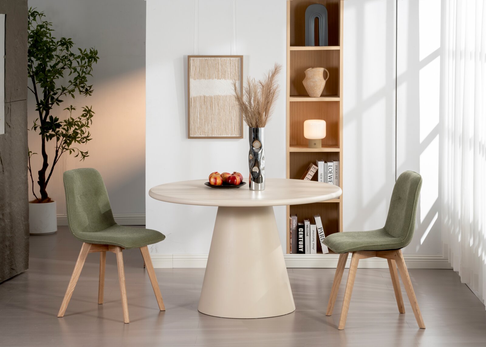 Cantus Stuhl JONAS Zwei grüne Stühle mit Holzbeinen stehen um einen runden, cremefarbenen Tisch in einem modernen Esszimmer. Perspektive: Frontalansicht.