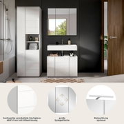Moderne Badkombination mit hochglänzender MDF-Front und Rillenfräsung, bestehend aus einem großen Spiegelschrank, einem Waschbeckenunterschrank und einem hohen Schrank, frontal abgebildet. Optional mit Beleuchtung.