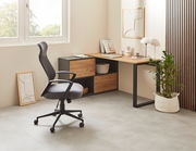 Moderner Winkelschreibtisch in einem hellen Raum, mit einem ergonomischen Bürostuhl und dekorativen Elementen, aus seitlicher Perspektive fotografiert.