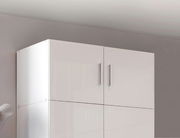 Weißer, glänzender Schrankaufsatz mit zwei Türen und silbernen Griffen, seitliche Perspektive.