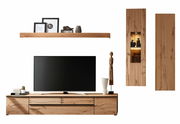Wohnwand aus Holz mit TV-Schrank, Wandregal und zwei vertikalen Schränken, frontal betrachtet.