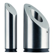 Zwei moderne Edelstahl-Pfeffer- und Salzstreuer in einem innovativen Design, seitliche Perspektive
