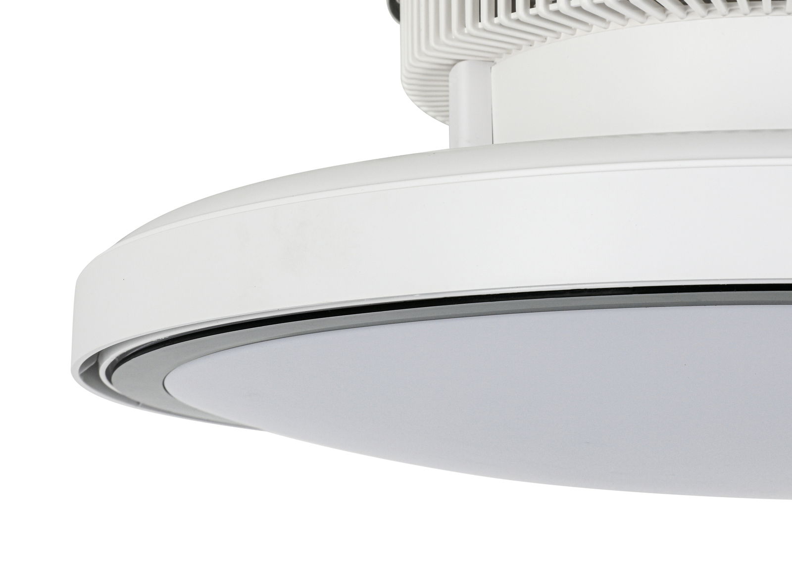 Nahaufnahme eines modernen weißen Deckenventilators von unten betrachtet.