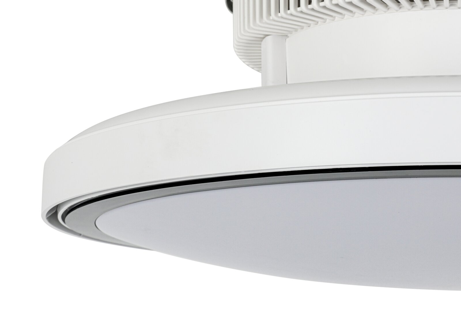 Nahaufnahme eines modernen weißen Deckenventilators von unten betrachtet.