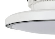 Nahaufnahme eines modernen weißen Deckenventilators von unten betrachtet.