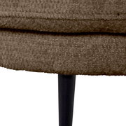 Nahaufnahme eines braunen, texturierten Sofas mit schwarzem Metallbein, Perspektive von der Seite.