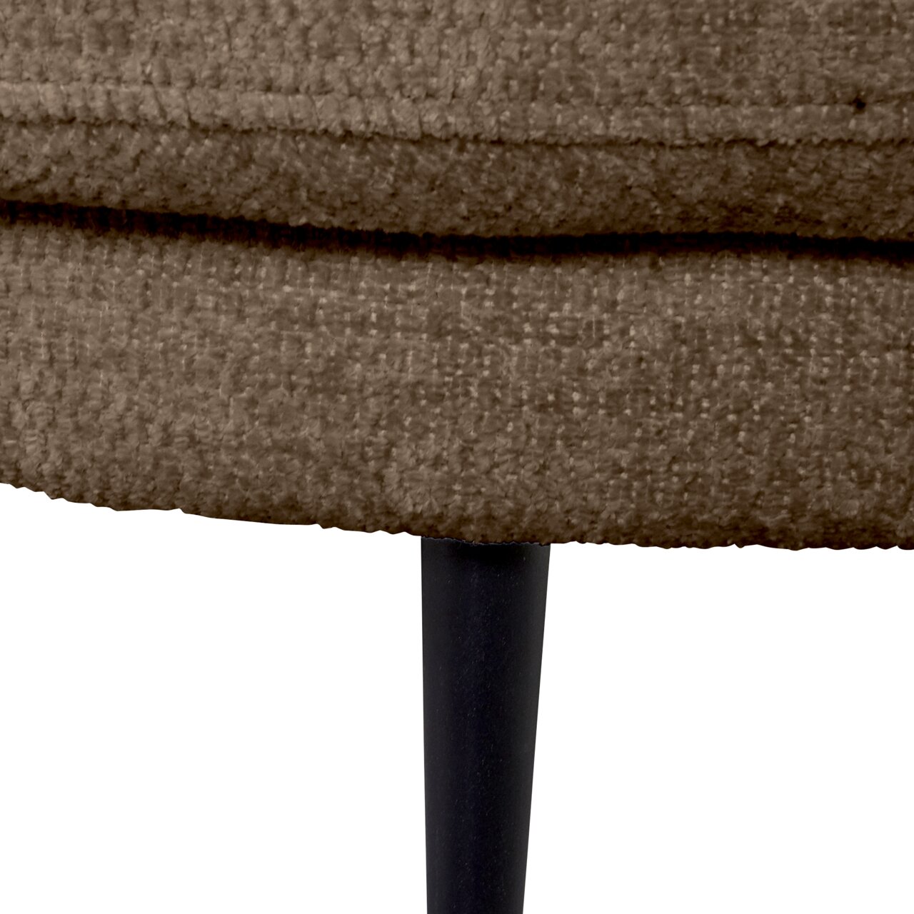 Nahaufnahme eines braunen, texturierten Sofas mit schwarzem Metallbein, Perspektive von der Seite.