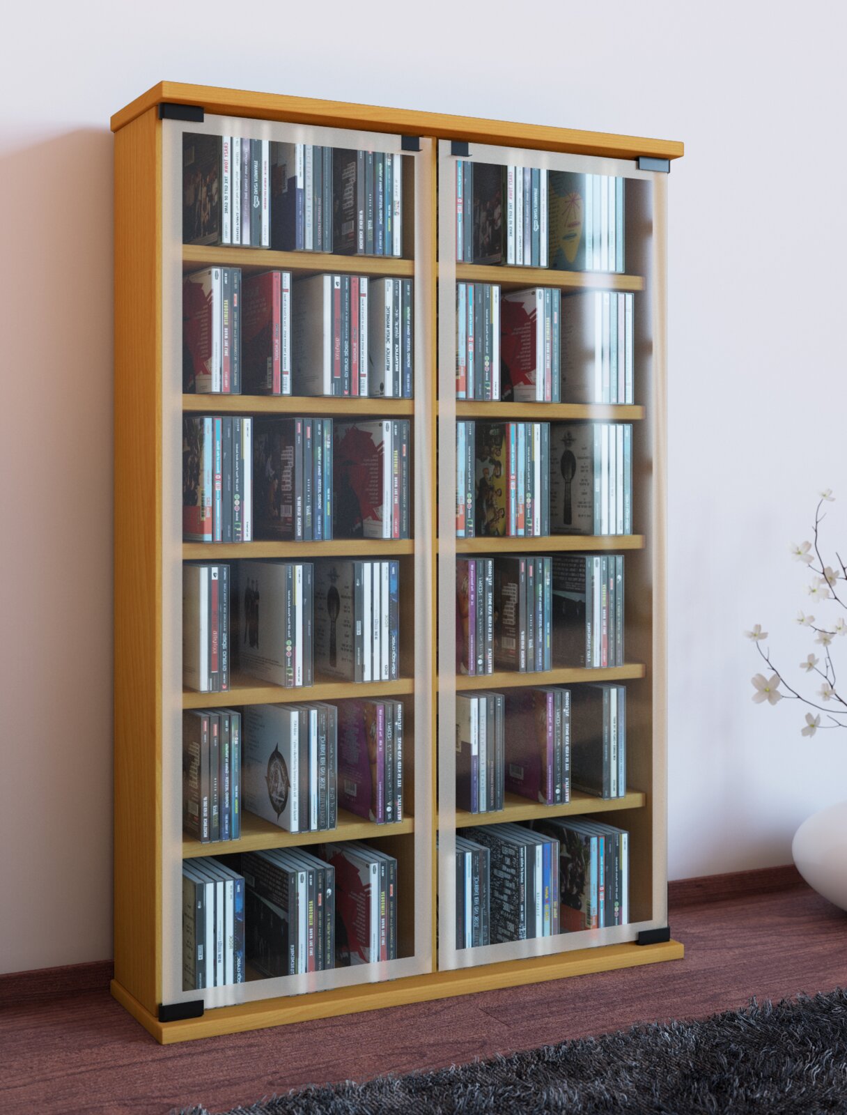 Hohes CD-/Medienregal aus Holz mit zwei Glas-Schiebetüren und mehreren Einlegeböden, gefüllt mit CDs; Perspektive: frontale Ansicht mit leichtem Blick von links (3/4-Ansicht).