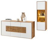 Hängevitrine Valnatura LAGO in hellem Holz und Weiß, mit dekorativer Beleuchtung und Glasregal, seitliche Perspektive