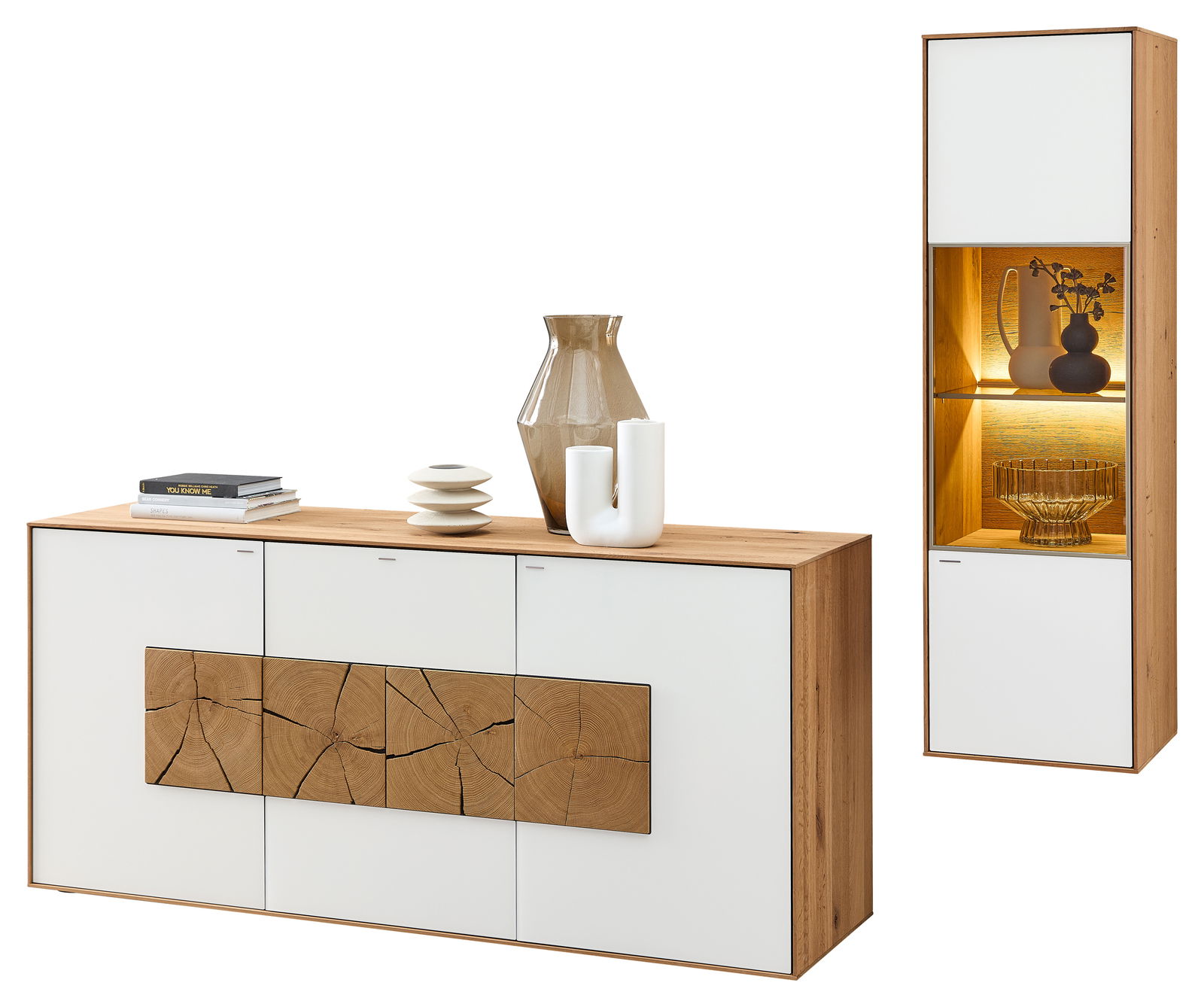 Hängevitrine Valnatura LAGO in hellem Holz und Weiß, mit dekorativer Beleuchtung und Glasregal, seitliche Perspektive