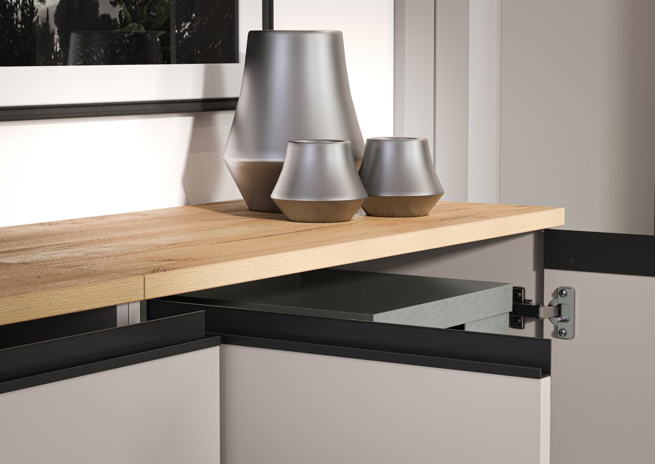 Close-up van een archiefkast met geopende deur, houten afwerking en moderne vazen in een stijlvolle omgeving.