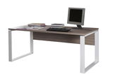 Moderner Schreibtisch mit Metallbeinen, seitliche Perspektive, ausgestattet mit Monitor, Tastatur und Büchern.