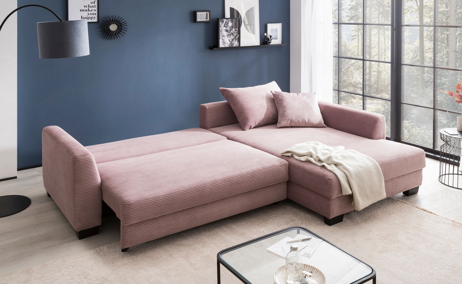 Rosa Ecksofa mit Schlaffunktion in einem modernen Wohnzimmer, seitliche Perspektive