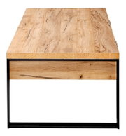 Moderne houten salontafel met metalen frame, vooraanzicht