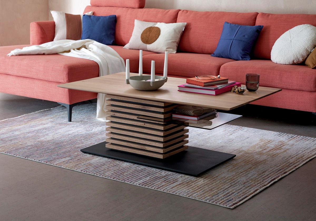 Moderner Couchtisch mit gestapeltem Holzdesign und rechteckiger Tischplatte, seitliche Perspektive.