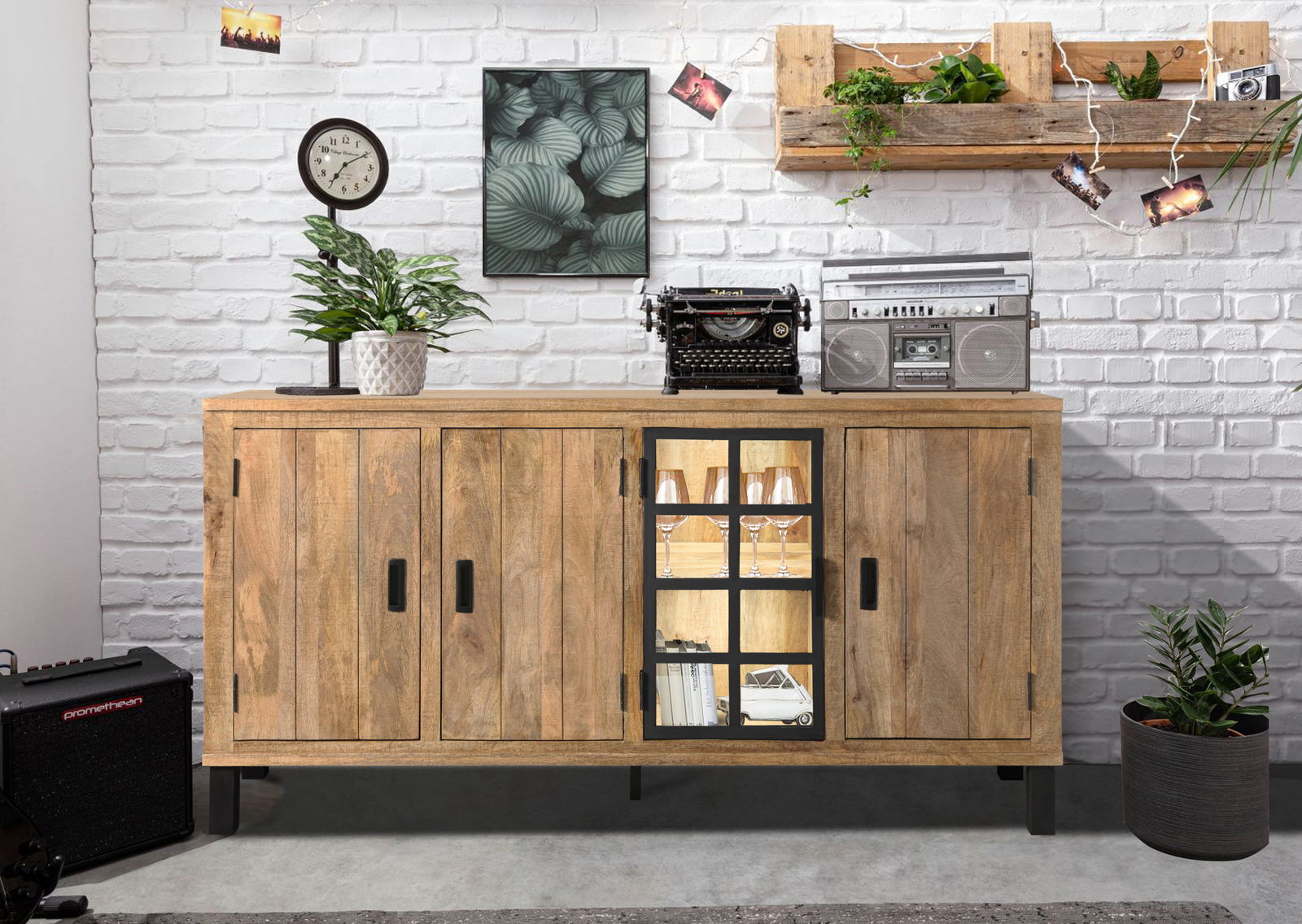 Landscape Sideboard KALI Holz-Sideboard mit Glastür, dekoriert mit Pflanzen, Schreibmaschine und Radio, aus frontaler Perspektive.