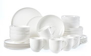 Weißes Kombiservice Skagen 30-teilig, bestehend aus Tellern, Schalen und Tassen, aus seitlicher Perspektive fotografiert.