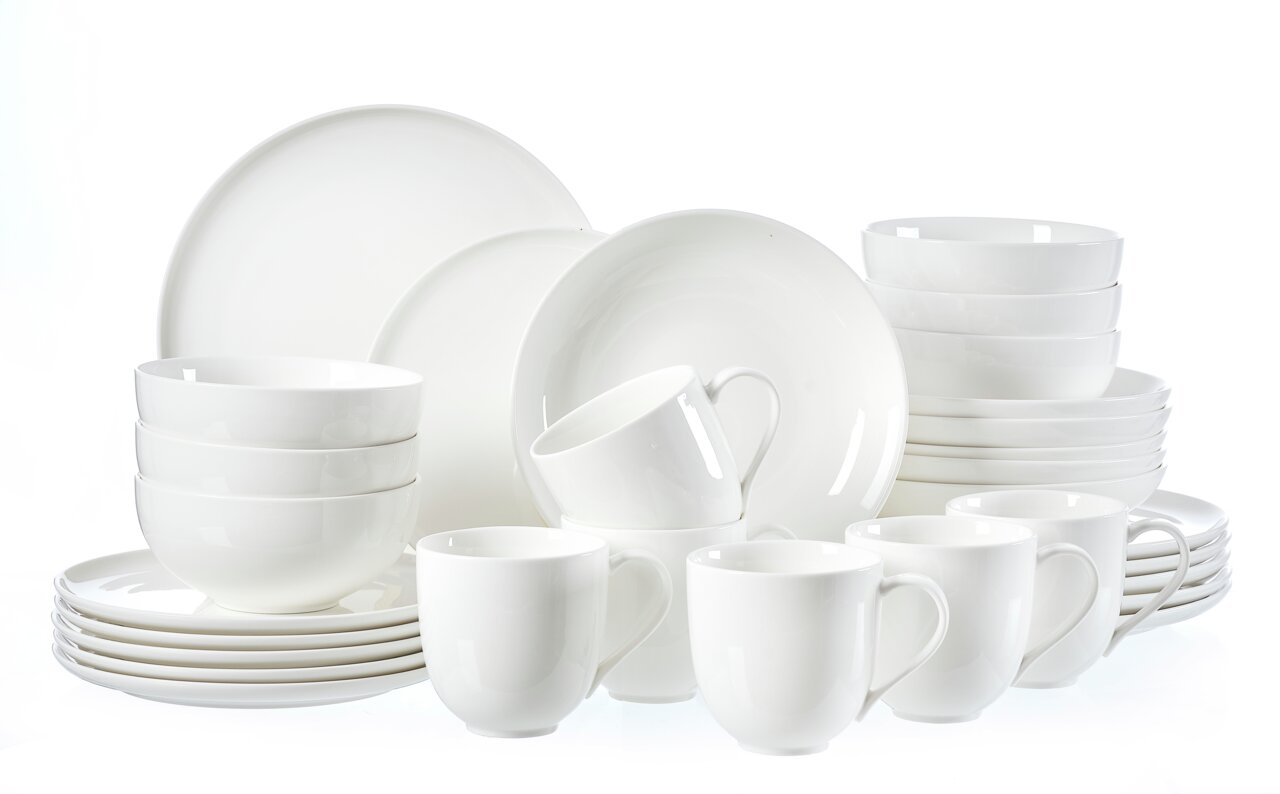 Ritzenhoff & Breker Kombiservice 30-tlg. SKAGEN Weißes Kombiservice Skagen 30-teilig, bestehend aus Tellern, Schalen und Tassen, aus seitlicher Perspektive fotografiert.