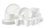 Weißes Kombiservice Skagen 30-teilig, bestehend aus Tellern, Schalen und Tassen, aus seitlicher Perspektive fotografiert.