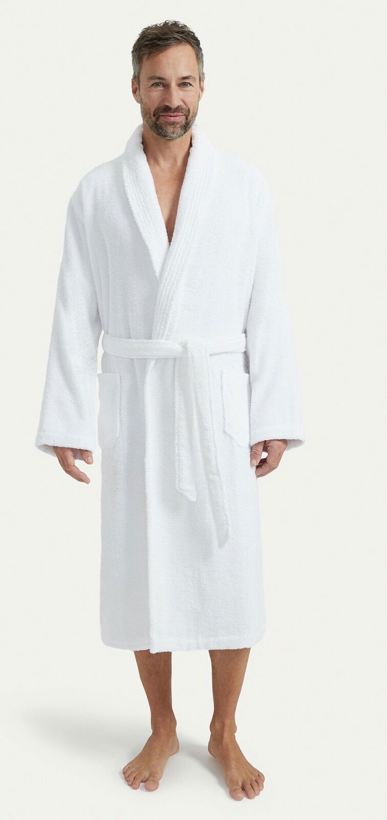 Mann in weißem Bademantel mit Schalkragen, Vorderansicht