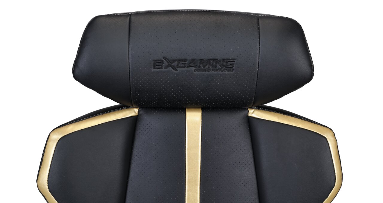 Nahaufnahme der Rückenlehne eines Gaming-Stuhls mit schwarzem und goldenem Design, von vorne betrachtet.