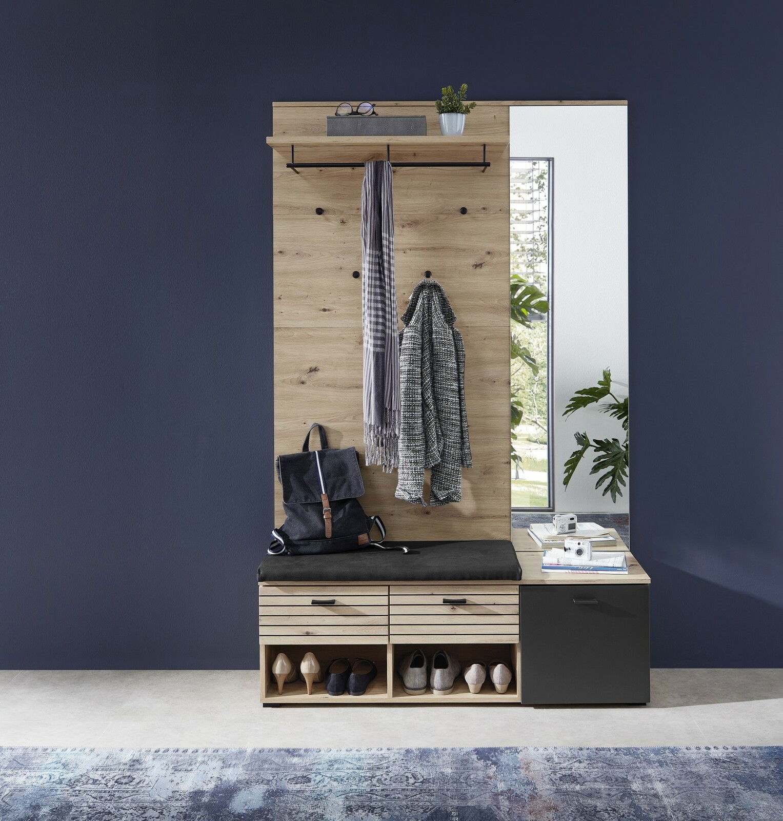 Garderoben-Set mit Holzpaneel, Spiegel, Haken für Kleidung, Ablage für Accessoires und Schuhbank, frontal betrachtet.