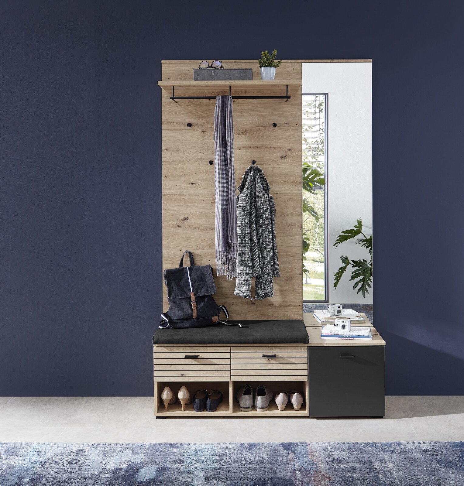 Garderoben-Set mit Holzpaneel, Spiegel, Haken für Kleidung, Ablage für Accessoires und Schuhbank, frontal betrachtet.