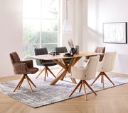 Moderner Esstisch aus Holz mit sechs gepolsterten Stühlen in einem hellen Esszimmer, seitliche Perspektive.