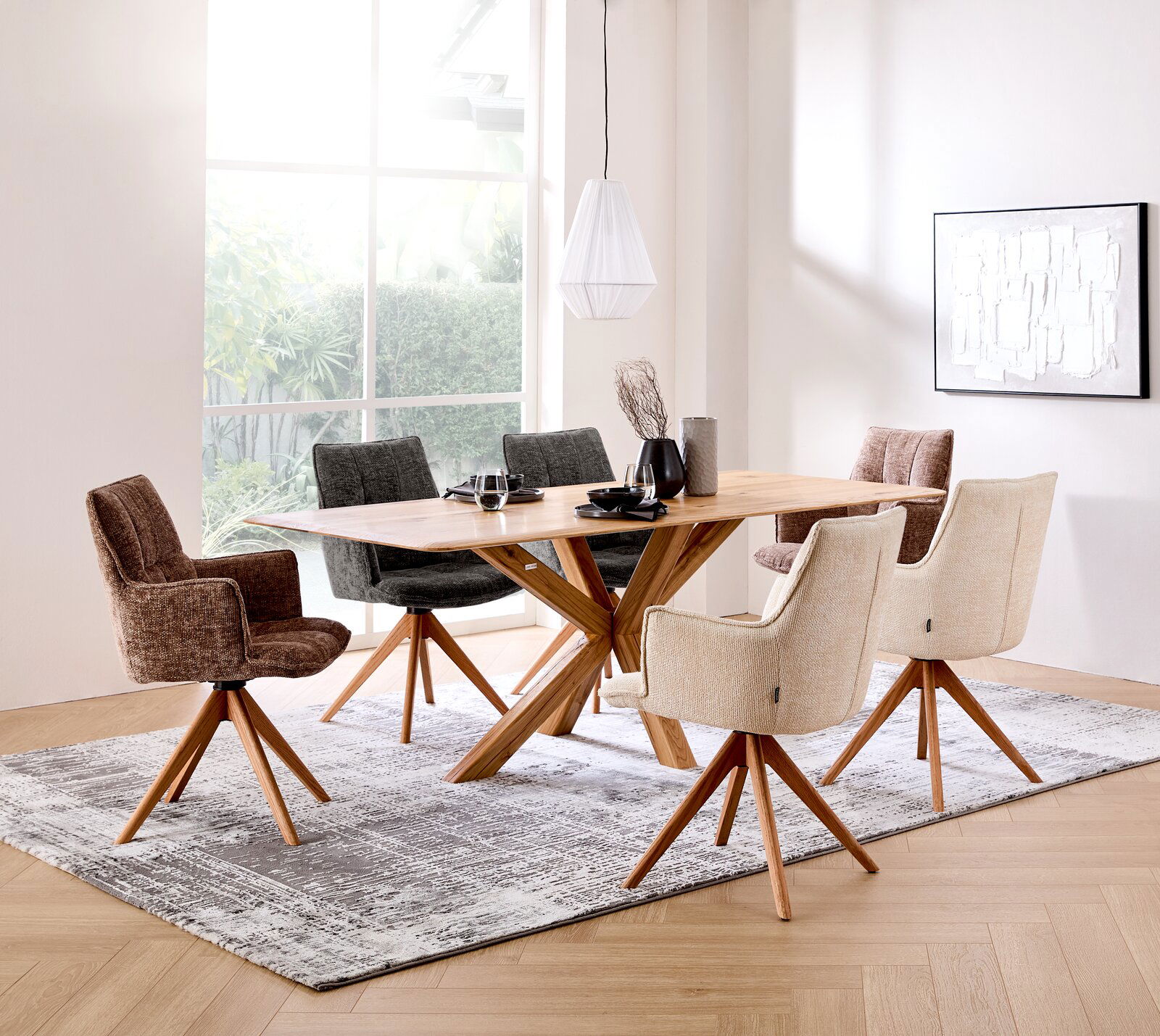 Linea Natura Esstisch LINUS Moderner Esstisch aus Holz mit sechs gepolsterten Stühlen in einem hellen Esszimmer, seitliche Perspektive.