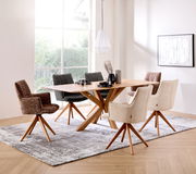 Moderner Esstisch aus Holz mit sechs gepolsterten Stühlen in einem hellen Esszimmer, seitliche Perspektive.