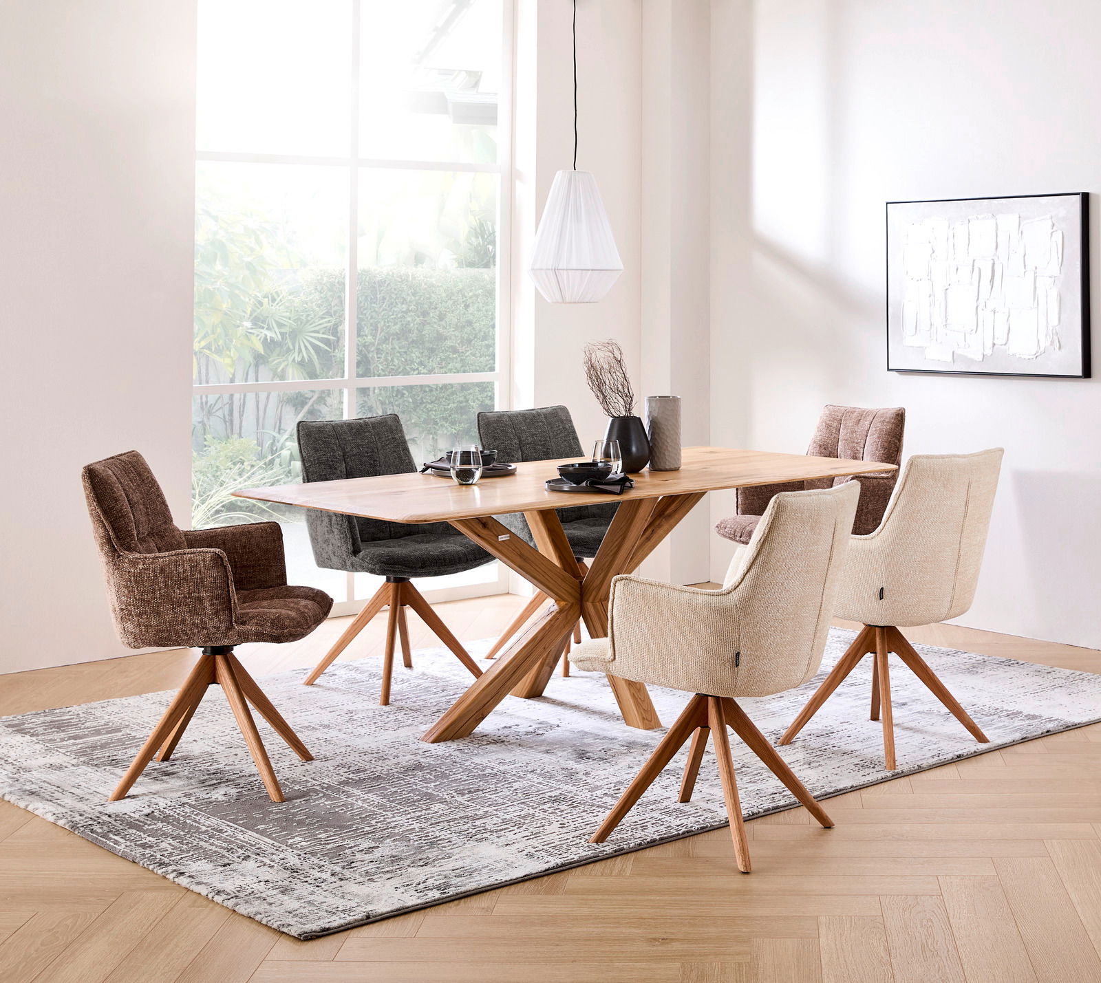 Moderner Esstisch aus Holz mit sechs gepolsterten Stühlen in einem hellen Esszimmer, seitliche Perspektive.