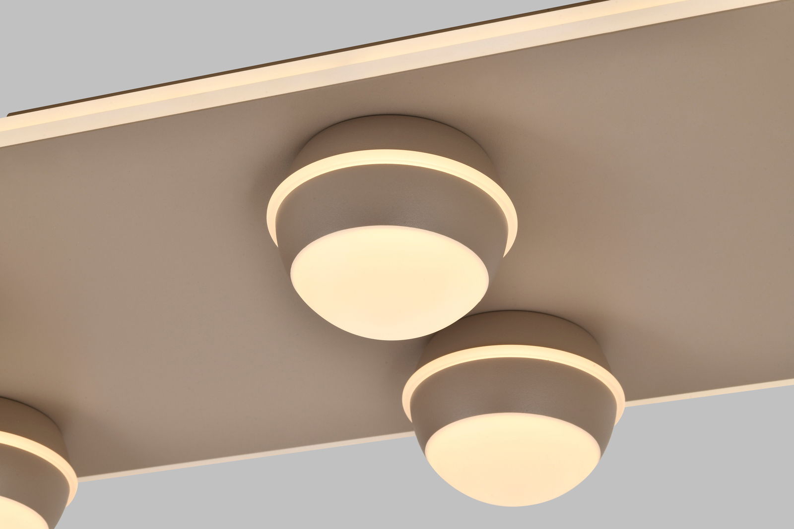 Nahaufnahme einer modernen LED-Deckenleuchte mit drei runden Leuchtelementen, seitliche Perspektive