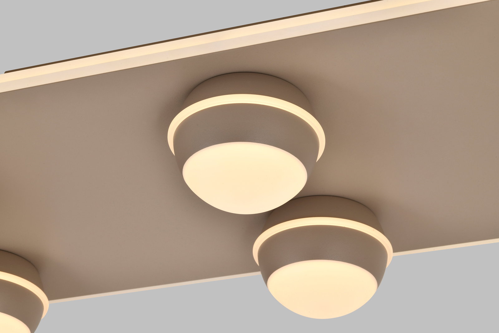 Nahaufnahme einer modernen LED-Deckenleuchte mit drei runden Leuchtelementen, seitliche Perspektive