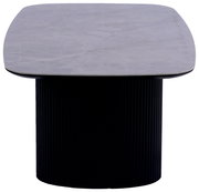 Moderner Couchtisch mit runder, geriffelter Basis und glatter, rechteckiger Tischplatte aus Marmor, Frontalansicht.