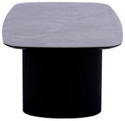 Moderner Couchtisch mit runder, geriffelter Basis und glatter, rechteckiger Tischplatte aus Marmor, Frontalansicht.