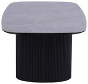 Moderner Couchtisch mit runder, geriffelter Basis und glatter, rechteckiger Tischplatte aus Marmor, Frontalansicht.