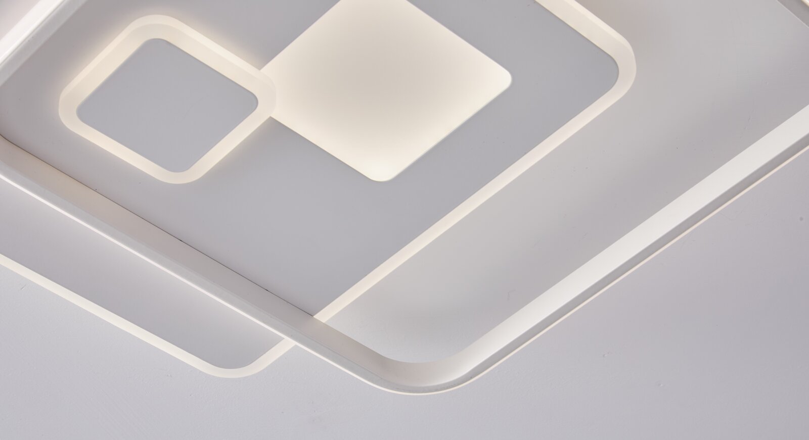 Moderne led-plafondlamp met een geometrisch ontwerp, gezien van onderaf